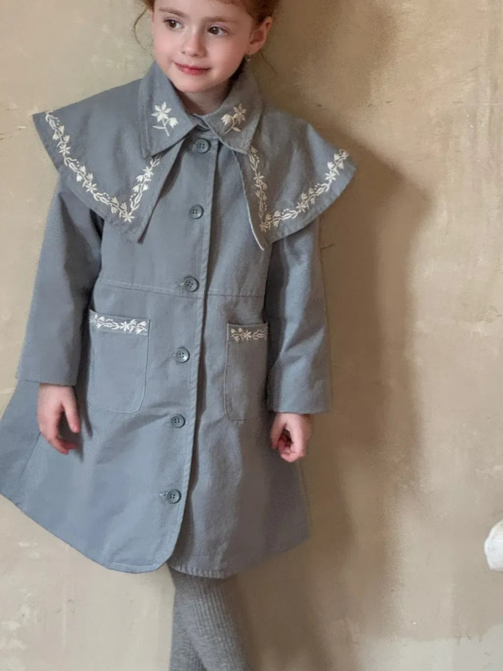 ショートコート・ジャケット・ジャンパー 刺繍ビッグカラーAラインコート ミドル丈クラシカル【mh0011215】