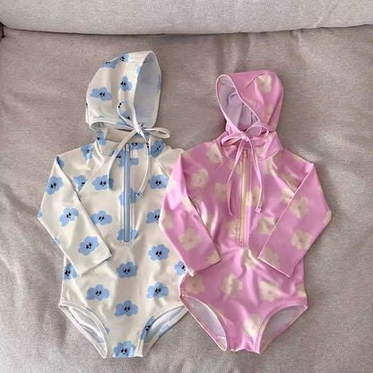 長袖ジップ水着とスイムキャップセット、青とピンク（花柄）を並べた写真