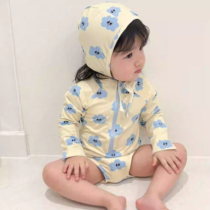 青の長袖ジップ水着とスイムキャップ（フード）を着用した子ども
