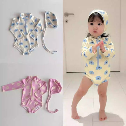 青の長袖ジップ水着とスイムキャップを着用した子ども