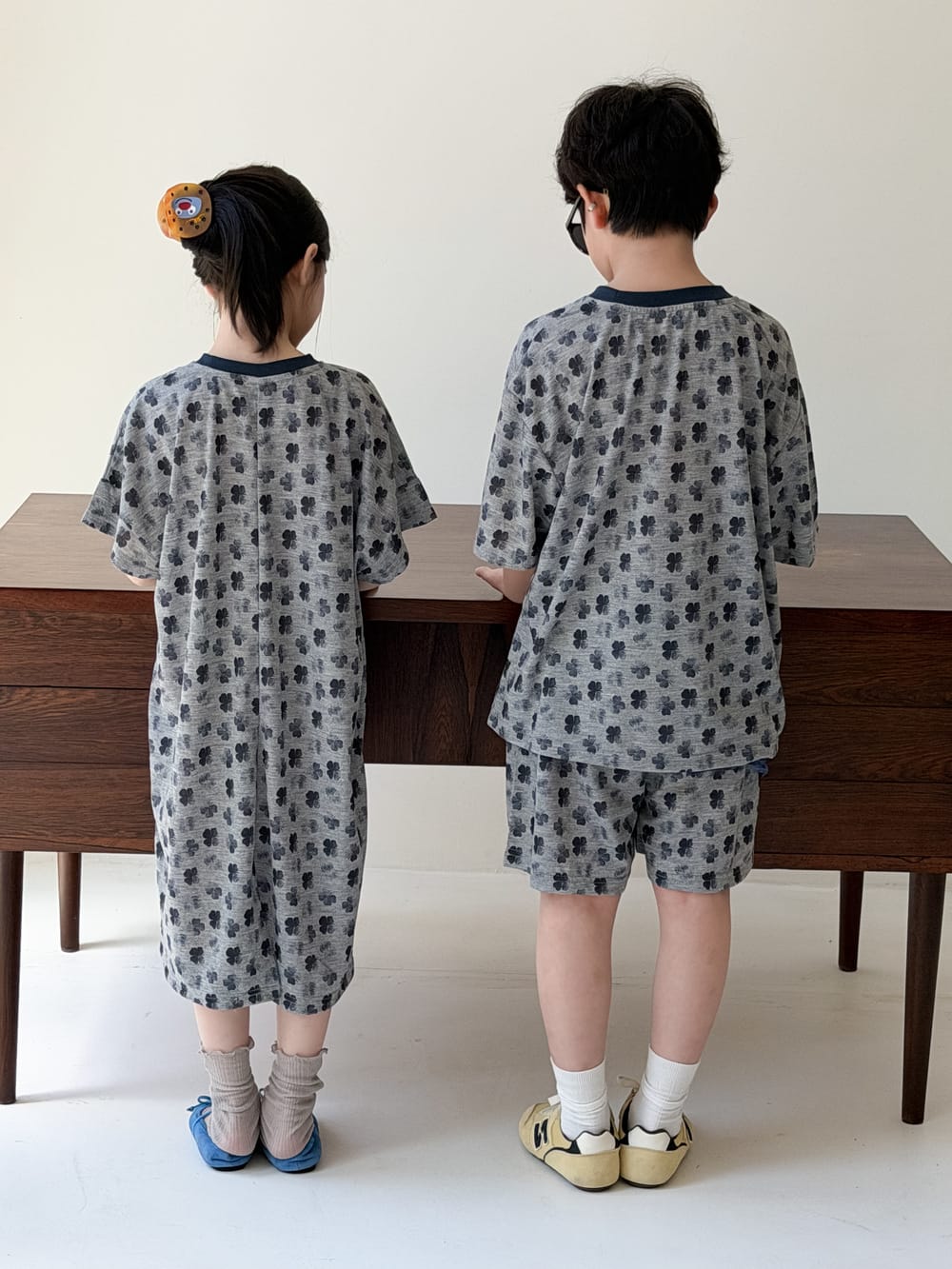 クローバー柄の半袖ワンピースと半袖トップ＆ハーフパンツ、背面