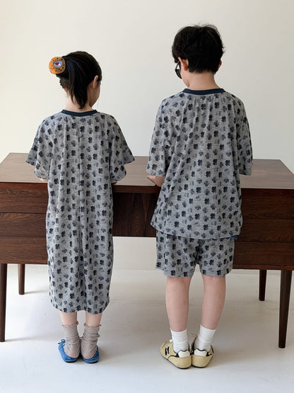 クローバー柄の半袖ワンピースと半袖トップ＆ハーフパンツ、背面