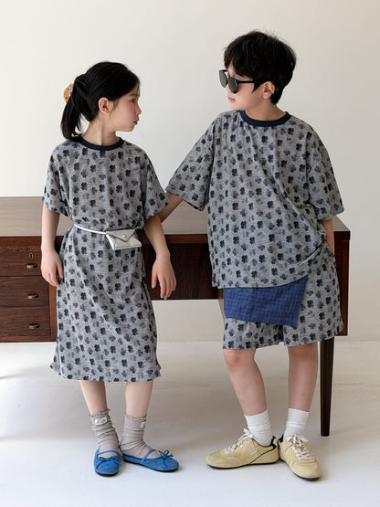 クローバー柄の半袖ワンピースと半袖トップ＆ハーフパンツ、後ろ姿