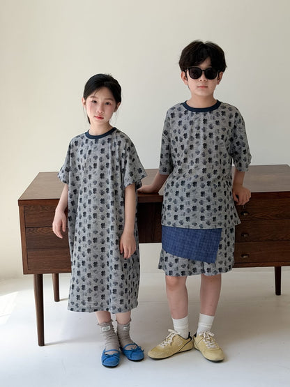 クローバー柄の子ども半袖ワンピースと半袖トップ＆ハーフパンツ