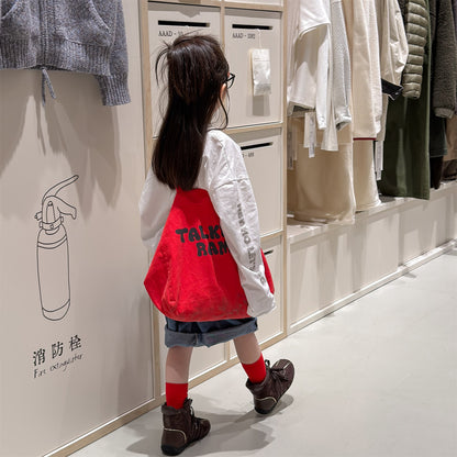 白の長袖ロゴプリントTシャツ。背面下部にロゴ文字プリント