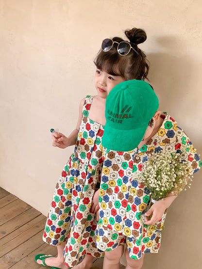 背面のカラフル花柄リンクコーデ、緑キャップとワンピース
