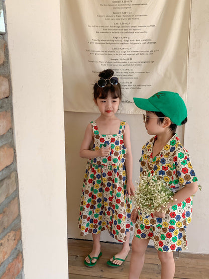 カラフル花柄のリンクコーデワンピース、グリーンキャップ姿の子ども2人セット