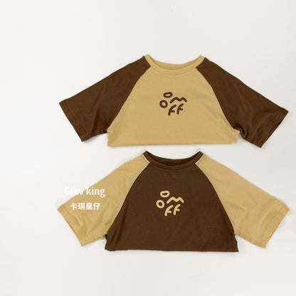 ベージュ×ブラウンのラグラン半袖Tシャツ、フロントにロゴプリント