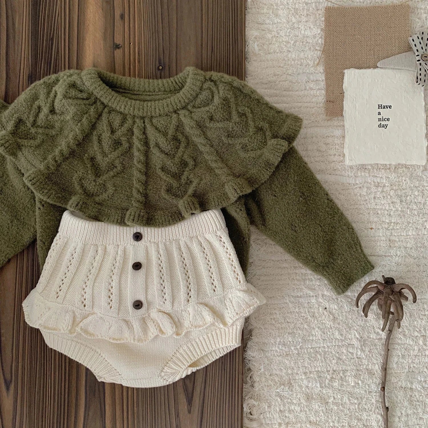 長袖セットアップ ベビーキッズセットアップ 2点セット ビッグラッフル襟ハートニット長袖セーター+ニットフリルブルマパンツ【mh0007894】