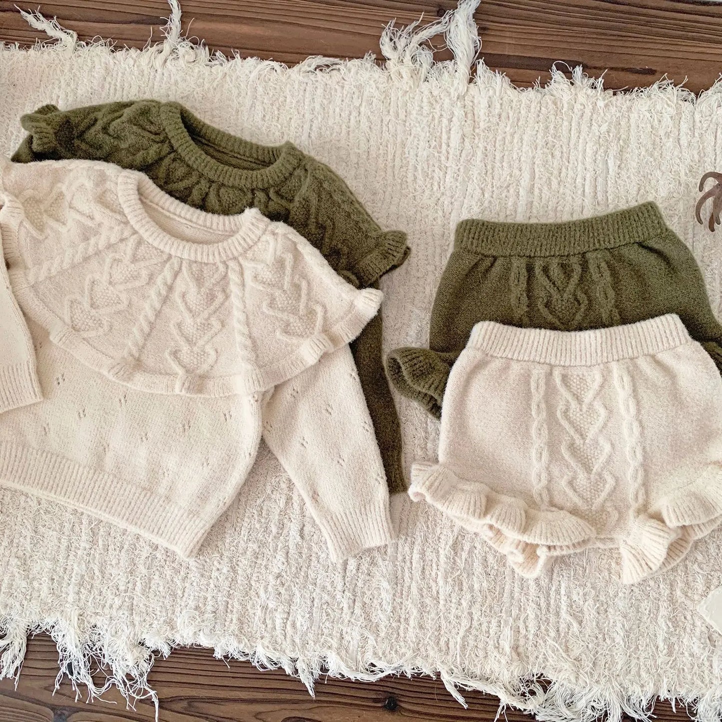 長袖セットアップ ベビーキッズセットアップ 2点セット ビッグラッフル襟ハートニット長袖セーター+ニットフリルブルマパンツ【mh0007894】