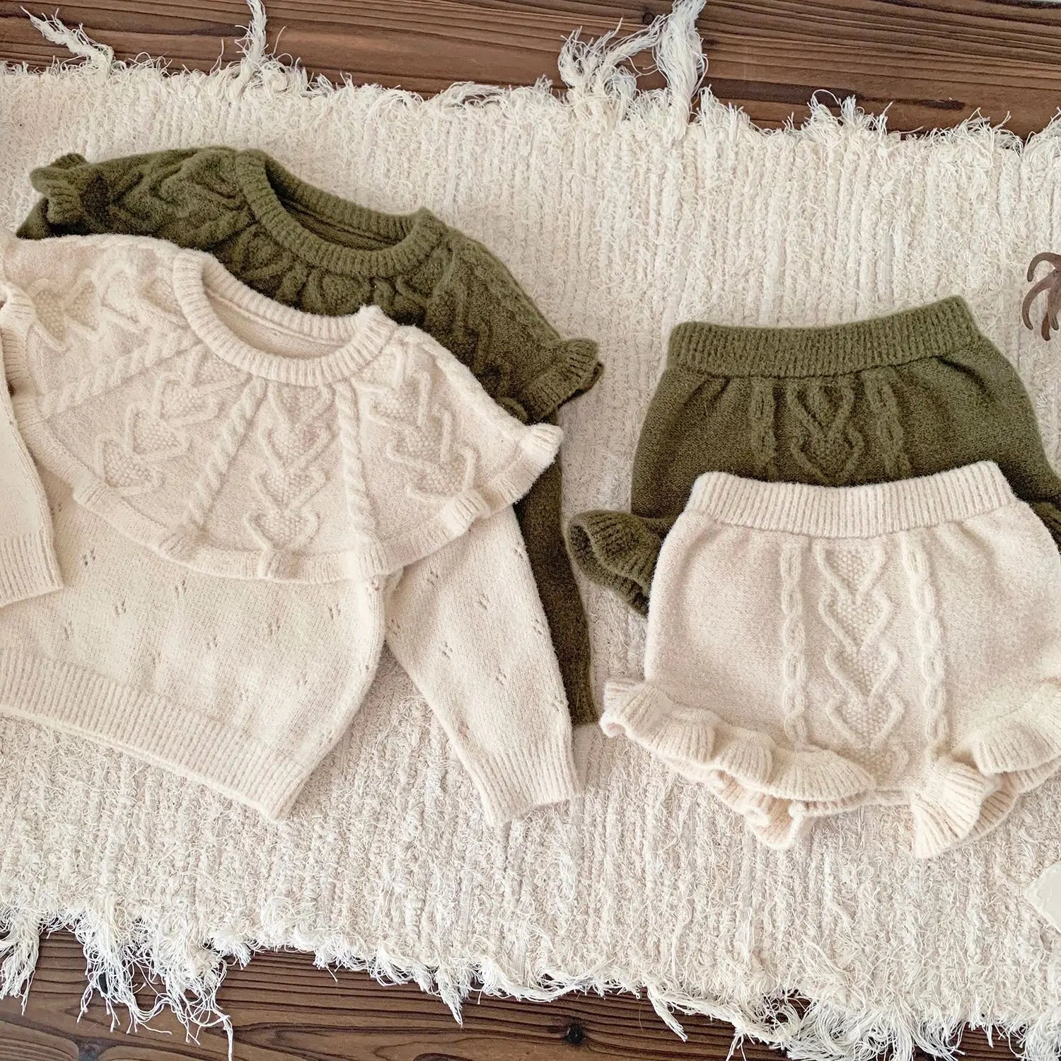 長袖セットアップ ベビーキッズセットアップ 2点セット ビッグラッフル襟ハートニット長袖セーター+ニットフリルブルマパンツ【mh0007894】