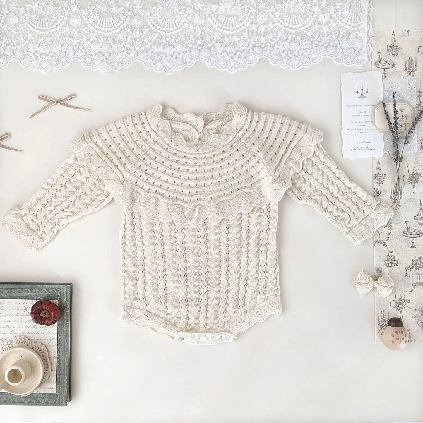 長袖ロンパース Beige / 6M (66) ベビーロンパース フリルショールレースニット長袖ボディスーツ