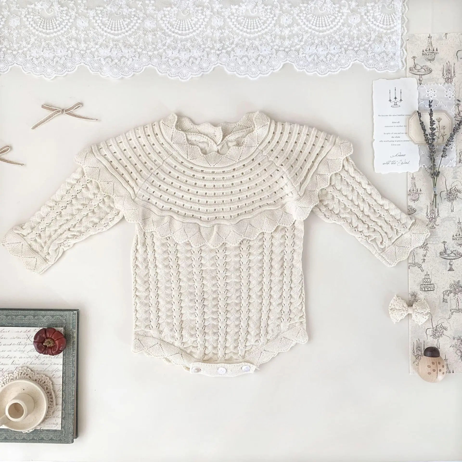 長袖ロンパース Beige / 6M (66) ベビーロンパース フリルショールレースニット長袖ボディスーツ