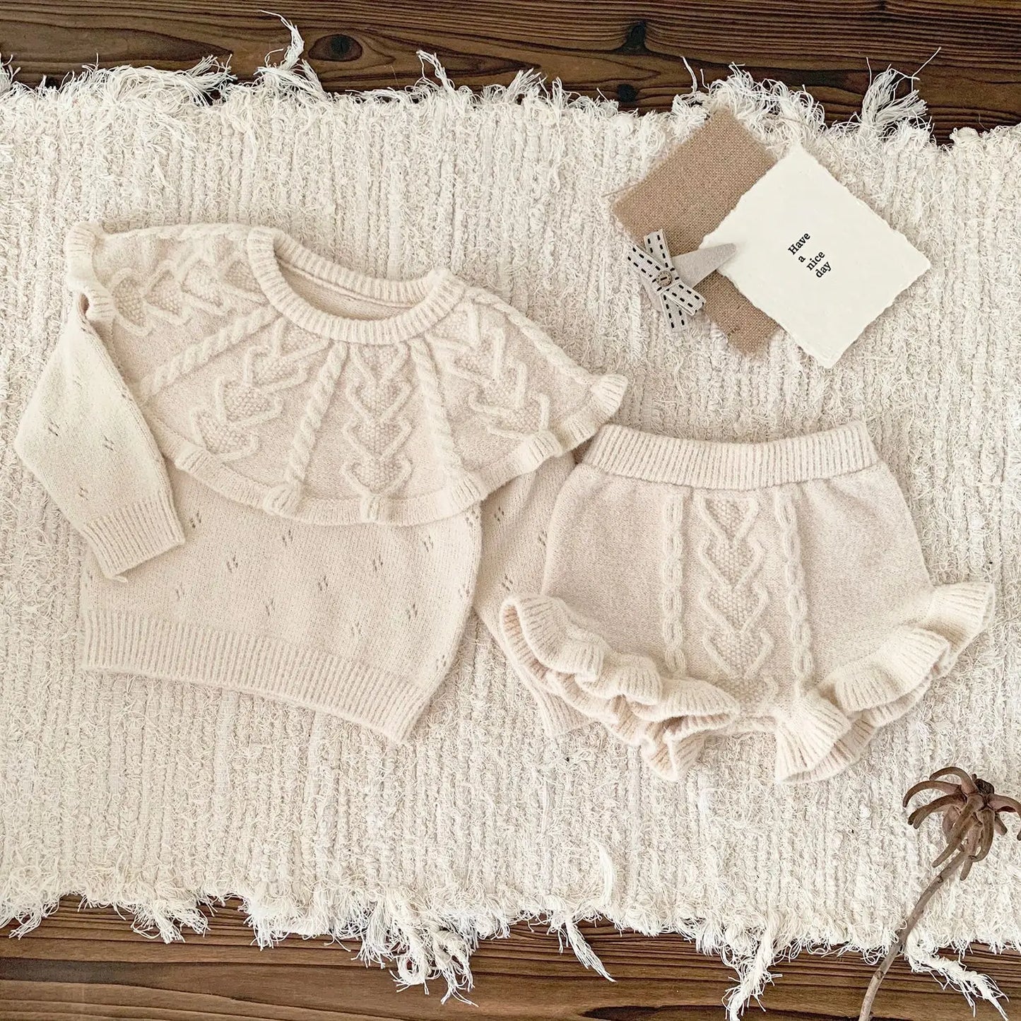 長袖セットアップ Beige / 9M (73) ベビーキッズセットアップ 2点セット ビッグラッフル襟ハートニット長袖セーター+ニットフリルブルマパンツ【mh0007894】