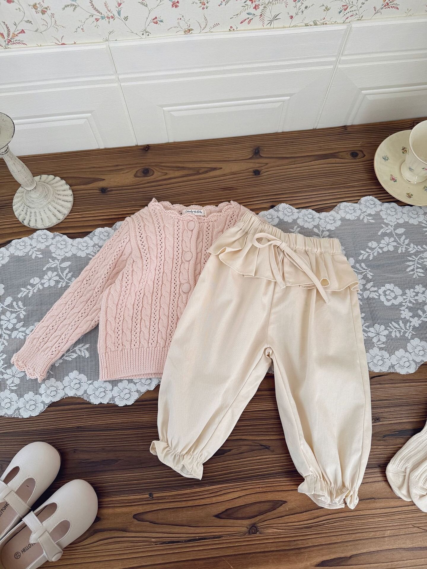 ロングパンツ・スウェットパンツ Floral Lace Twill Tapered Pants フリルレース付ツイルテーパードパンツ【mh0012111】
