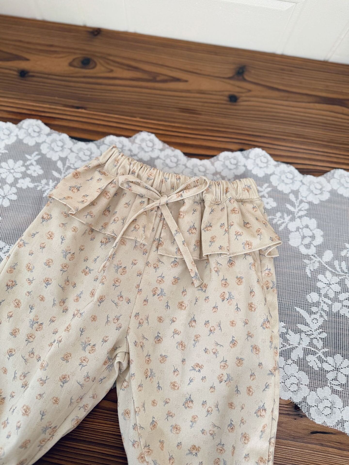 ロングパンツ・スウェットパンツ Floral Lace Twill Tapered Pants フリルレース付ツイルテーパードパンツ【mh0012111】