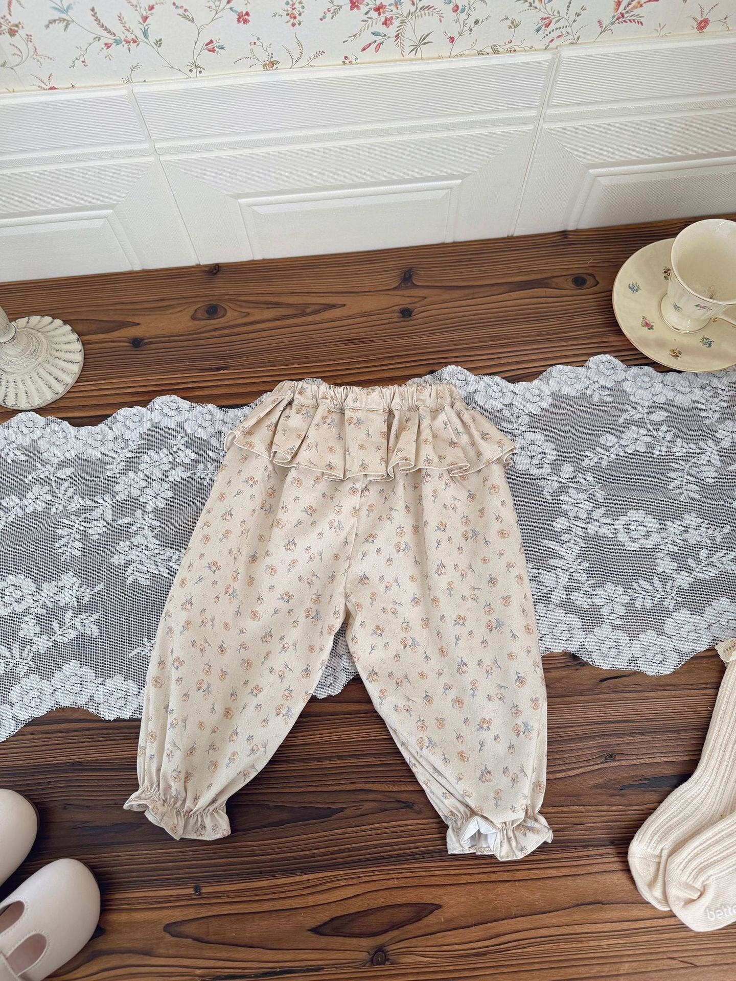 ロングパンツ・スウェットパンツ Floral Lace Twill Tapered Pants フリルレース付ツイルテーパードパンツ【mh0012111】