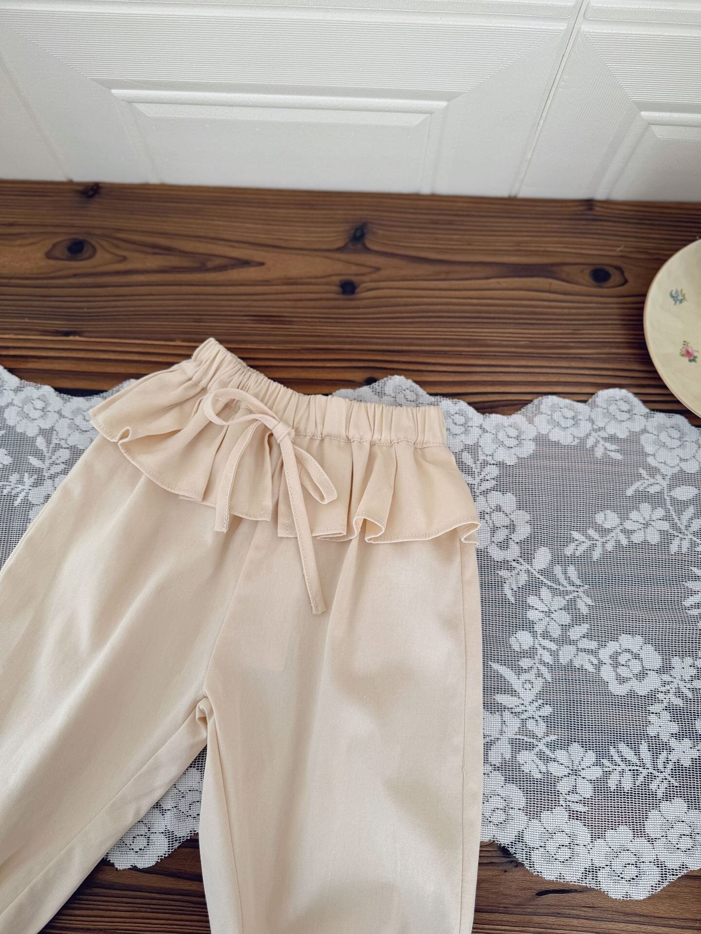 ロングパンツ・スウェットパンツ Floral Lace Twill Tapered Pants フリルレース付ツイルテーパードパンツ【mh0012111】