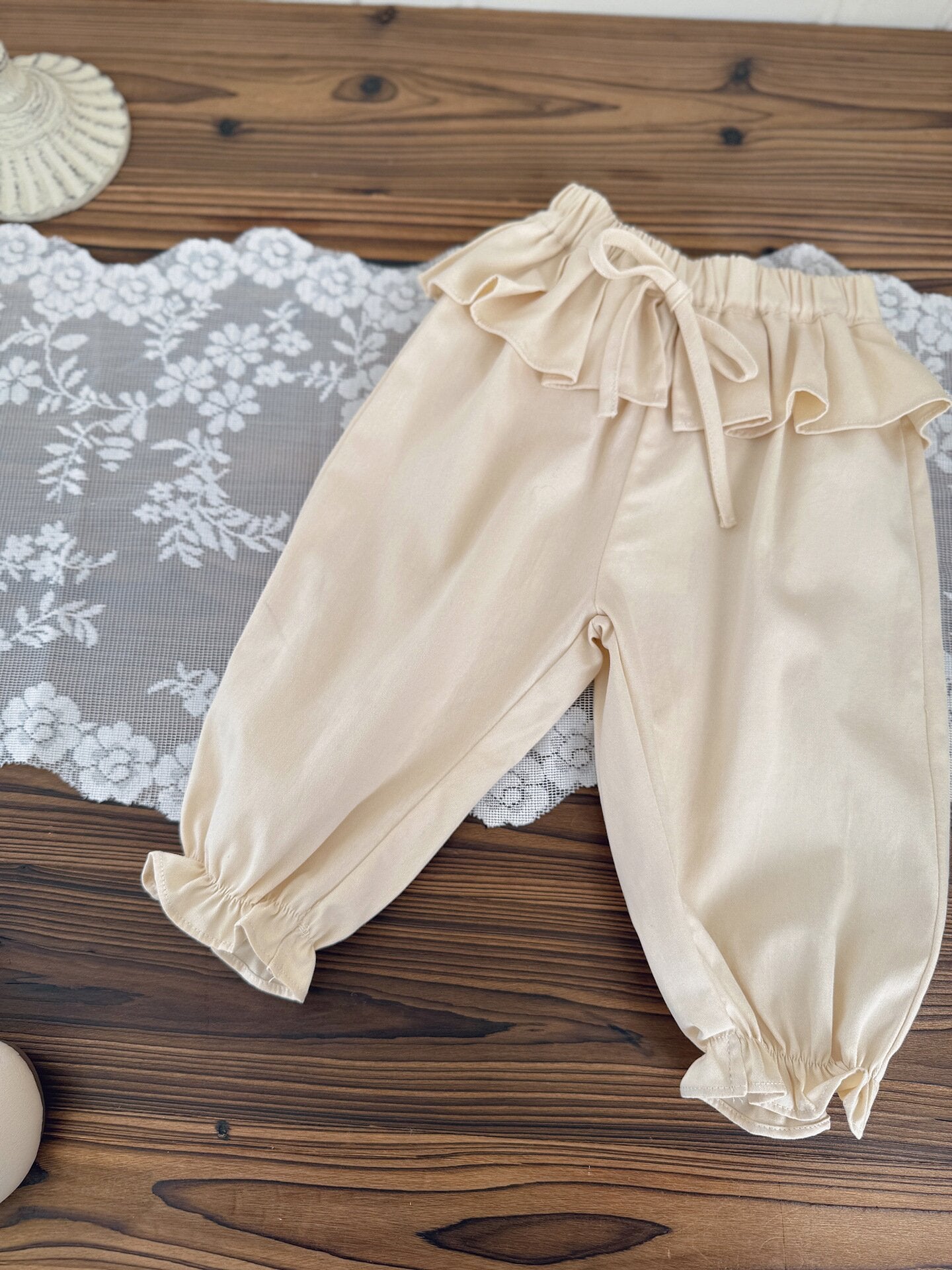 ロングパンツ・スウェットパンツ Floral Lace Twill Tapered Pants フリルレース付ツイルテーパードパンツ【mh0012111】