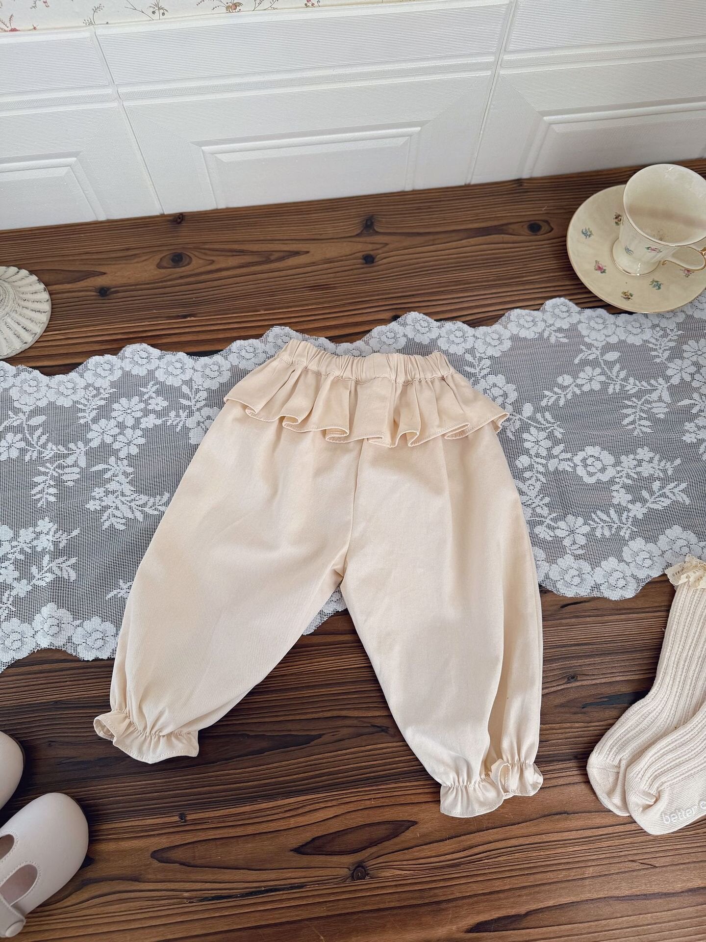 ロングパンツ・スウェットパンツ Floral Lace Twill Tapered Pants フリルレース付ツイルテーパードパンツ【mh0012111】