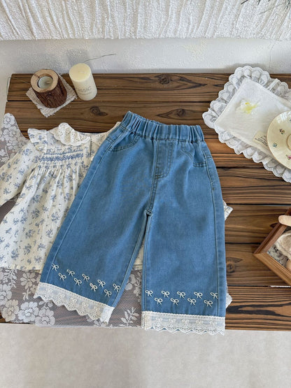 レース刺繍入りのワイドデニムパンツ、ブルー。ウエストゴムと裾レース付き