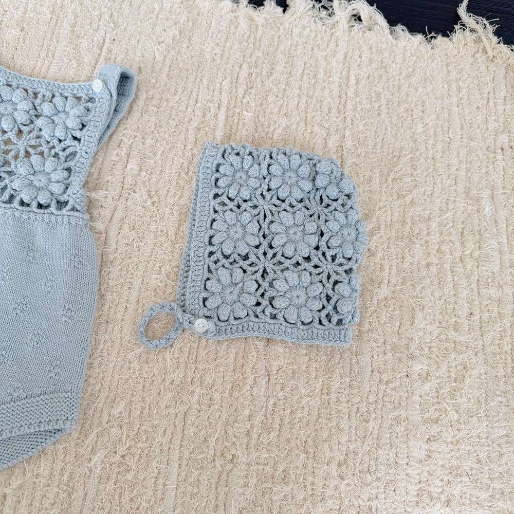 ロンパースセットアップ Light blue hat / One Size サスペンダーロンパース 手編み風 フラワーレース レースボンネット 帽子【mh0011504】