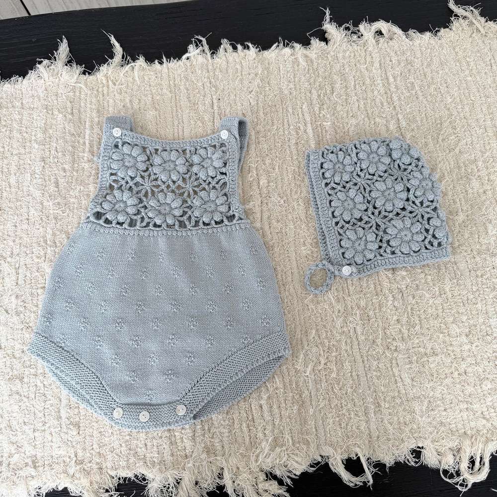 ロンパースセットアップ サスペンダーロンパース 手編み風 フラワーレース レースボンネット 帽子【mh0011504】