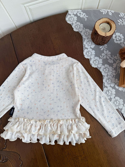 花柄プリントのニットTシャツ、ドールカラーとフリル裾（後ろ）