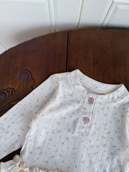 花柄プリントの長袖ニットTシャツ、前ボタンとドールカラー、フリル切替