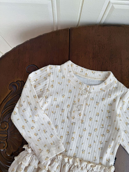 ホワイト小花柄ニットTシャツ 丸首 前ボタン フリル裾 長袖