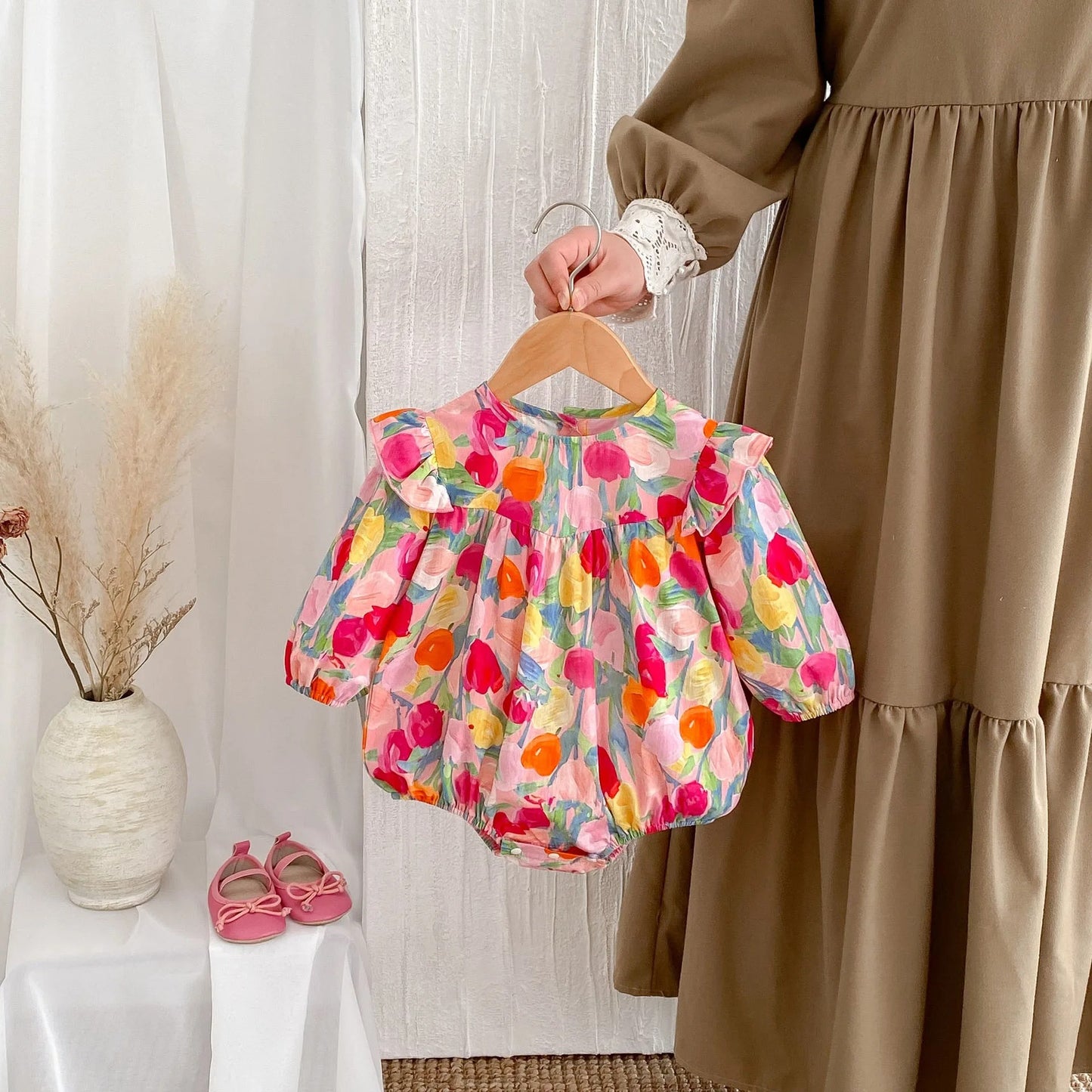 -ベビーロンパース フリルスリーブボディスーツ カラフルチューリッププリント【mh0005611】 - mamahalo shop - 半袖ロンパース -  べビー服 - 子供服 - 男の子 - 女の子