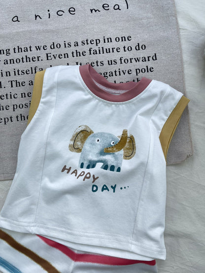 白いノースリーブTシャツ、ゾウのグラフィックと「HAPPY DAY」プリント