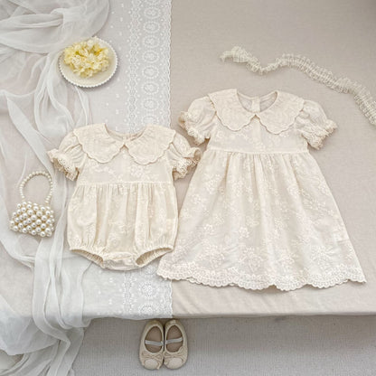 アイボリー刺繍のパフスリーブドレス、フリル衿と前ボタンのワンピース