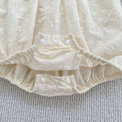 アイボリー刺繍ロンパース、背面のボタン付き開閉とゴムの裾