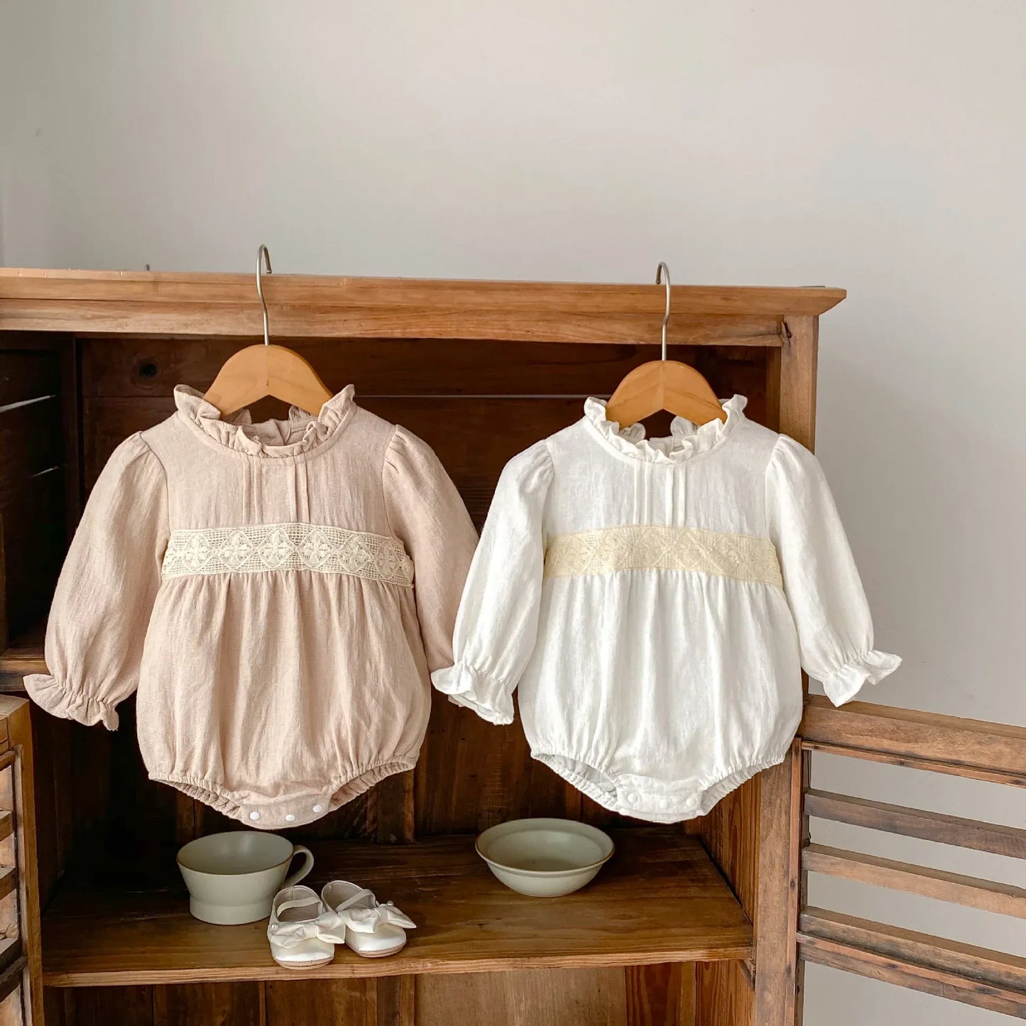 長袖ロンパース ベビーロンパース スタンドフリルカラーレース長袖ボディスーツ 2カラー【mh0007115】