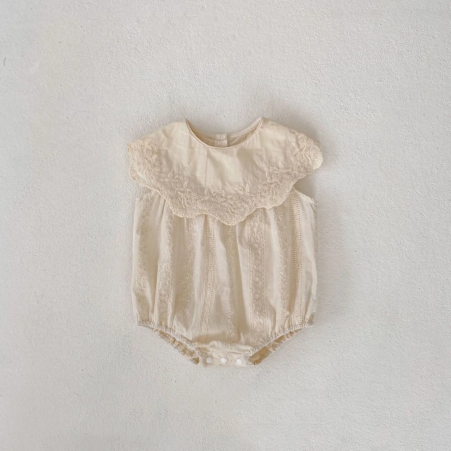 ノースリーブロンパース Apricot / 66cm 0-6m ベビーロンパース ビッグ襟 ノースリーブボディスーツ 刺繍レース ベージュ【mh0005262】