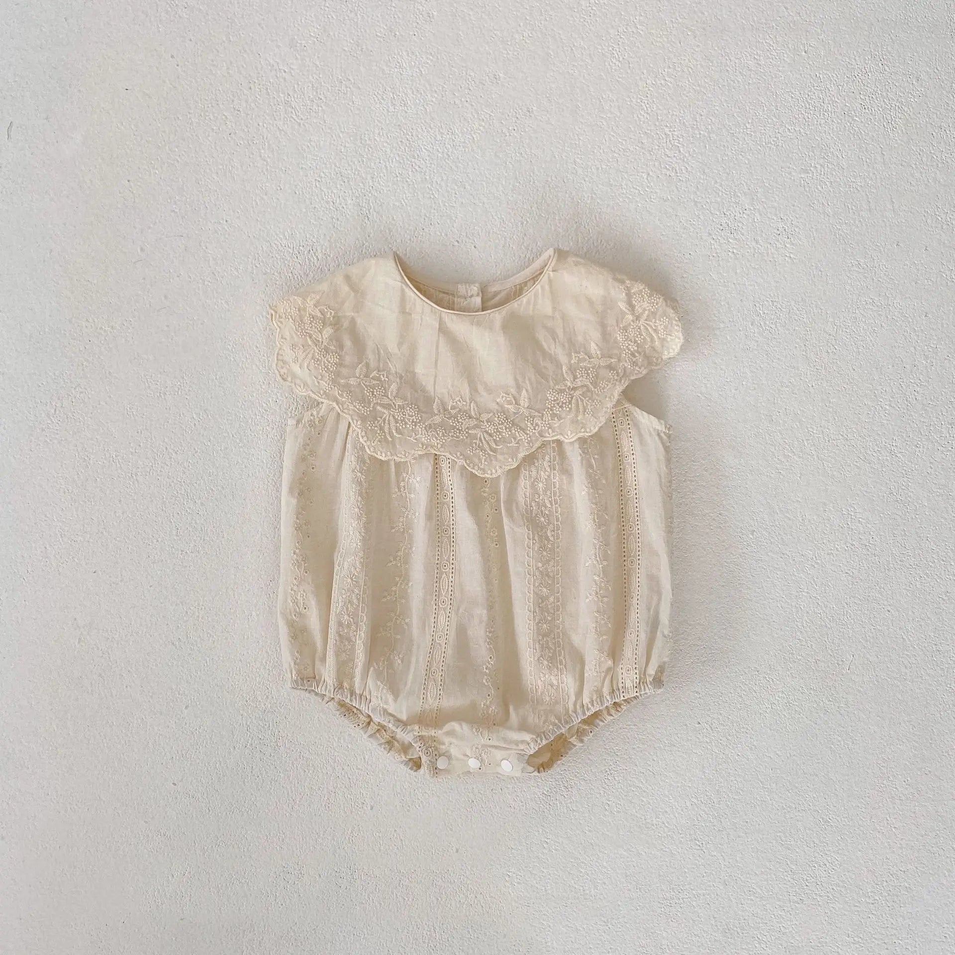 ノースリーブロンパース Apricot / 66cm 0-6m ベビーロンパース ビッグ襟 ノースリーブボディスーツ 刺繍レース ベージュ【mh0005262】