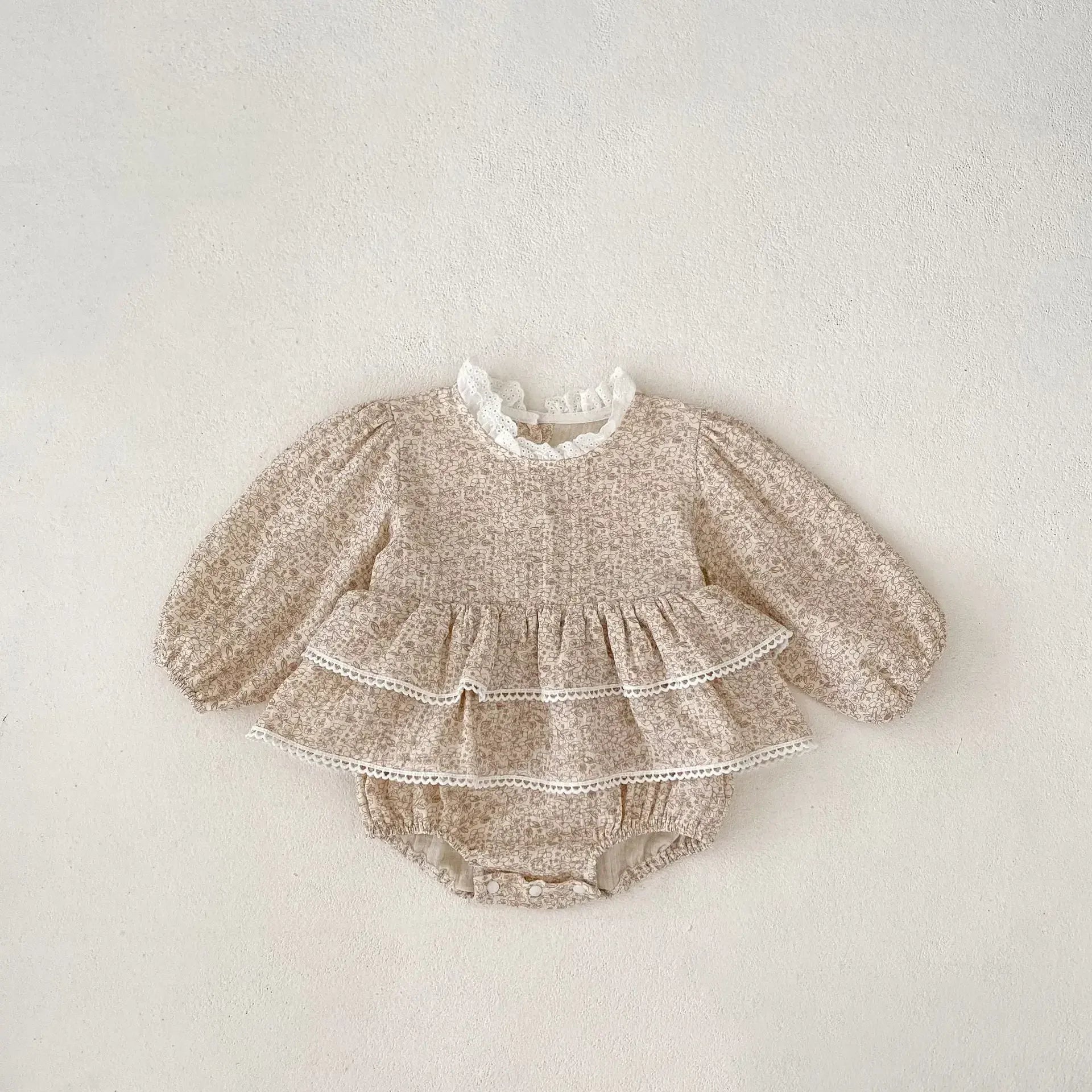 長袖ロンパース Apricot / 66cm 0-6m ベビーロンパース ダブルフリルペプラムフラワプリント長袖パフスリーブボディスーツ【mh0007232】