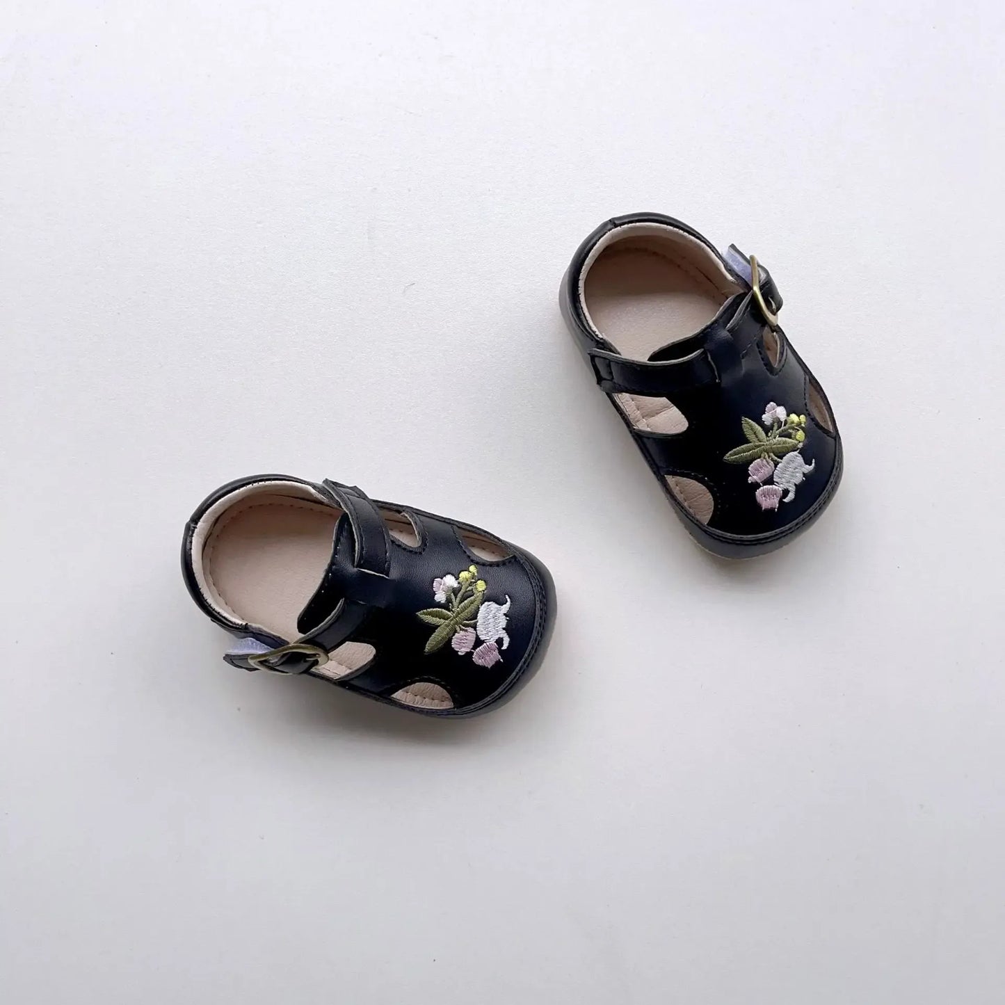 靴 Black / S Inner 11cm ベビーシューズ ストラップシューズ フラットシューズ ファーストシューズ フラワー刺繍 室内ばき 靴【mh0005362】