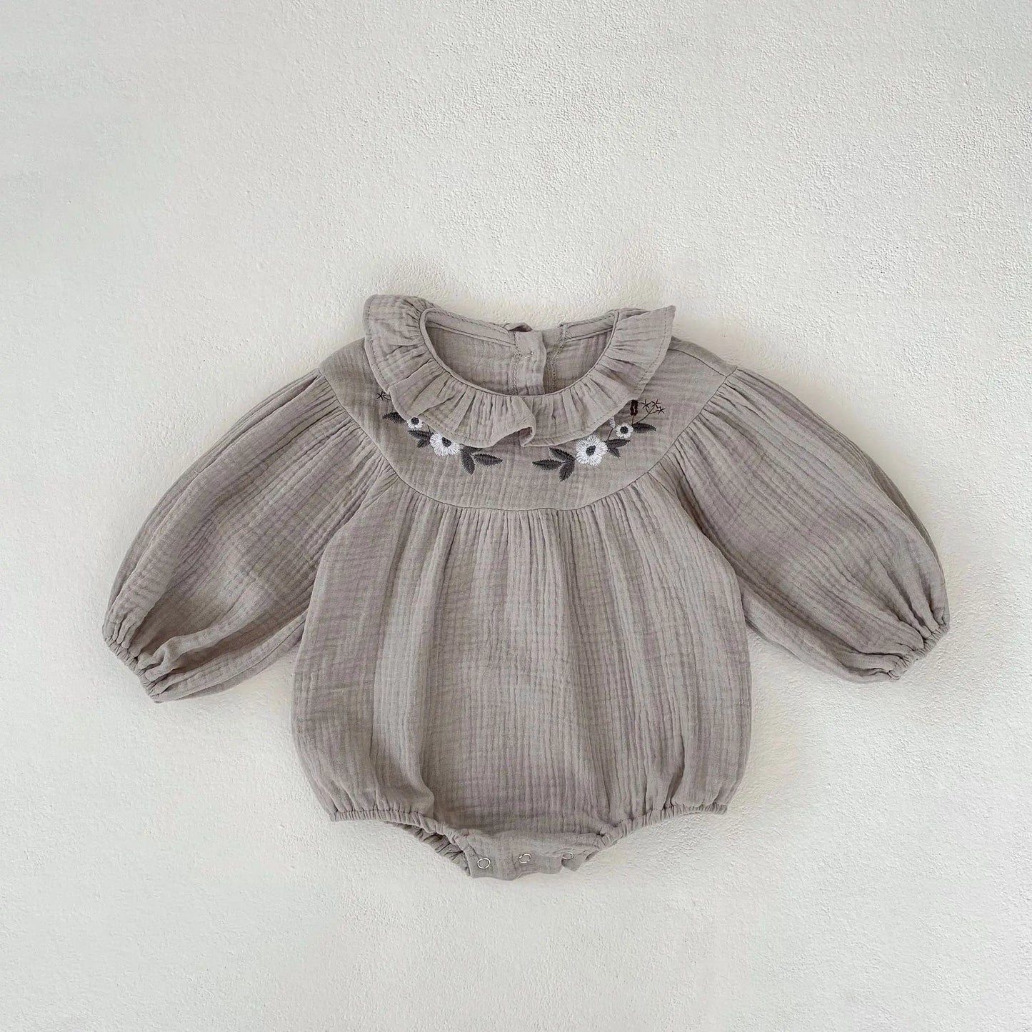 長袖ロンパース Gray / 66cm 0-6m ベビー フラワー 花柄 刺繍 フリルカラー 長袖 ロンパース ガールズ【mh0004929】
