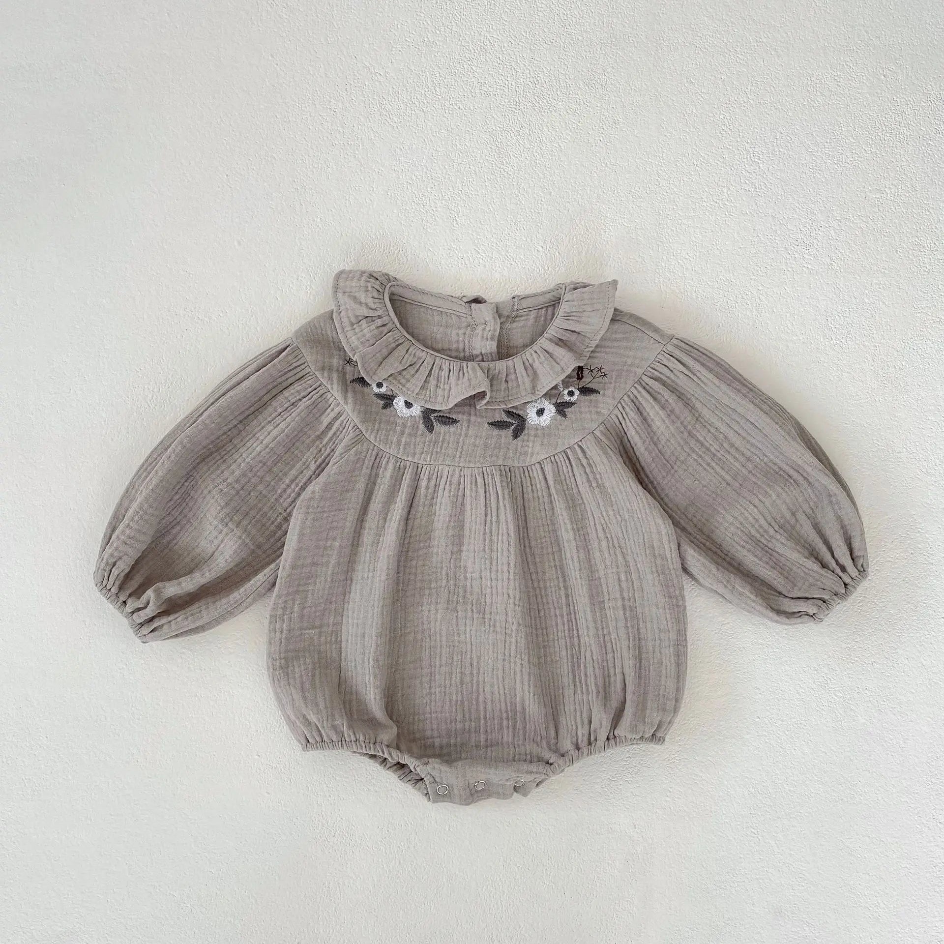 長袖ロンパース Gray / 66cm 0-6m ベビー フラワー 花柄 刺繍 フリルカラー 長袖 ロンパース ガールズ【mh0004929】