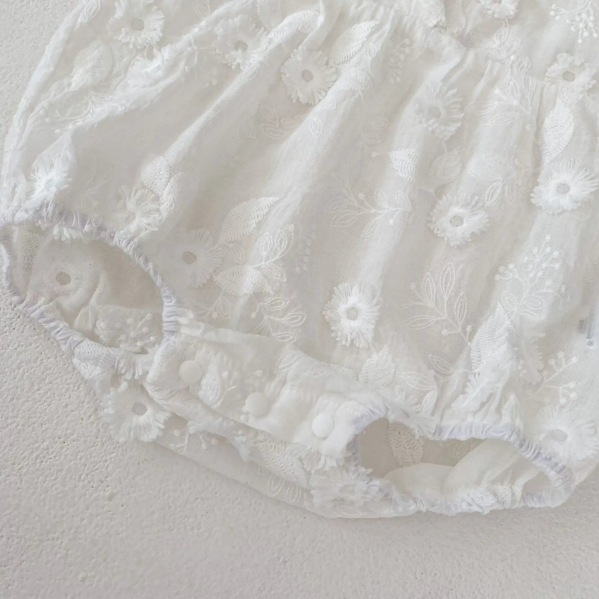 半袖ロンパース ベビーロンパース フラワー花柄エンボス フリル 半袖ボディスーツ ホワイト【mh0004660】