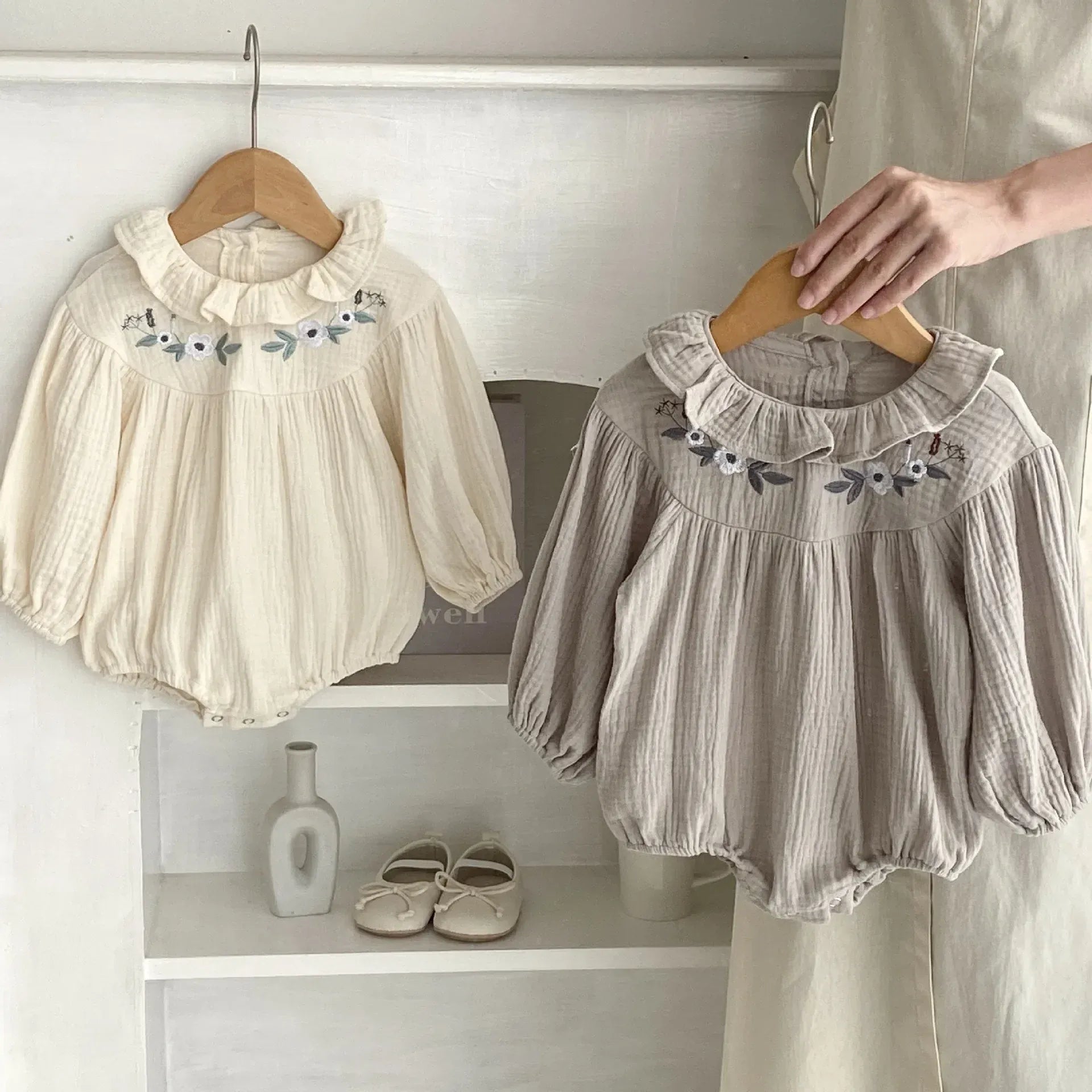 長袖ロンパース ベビー フラワー 花柄 刺繍 フリルカラー 長袖 ロンパース ガールズ【mh0004929】