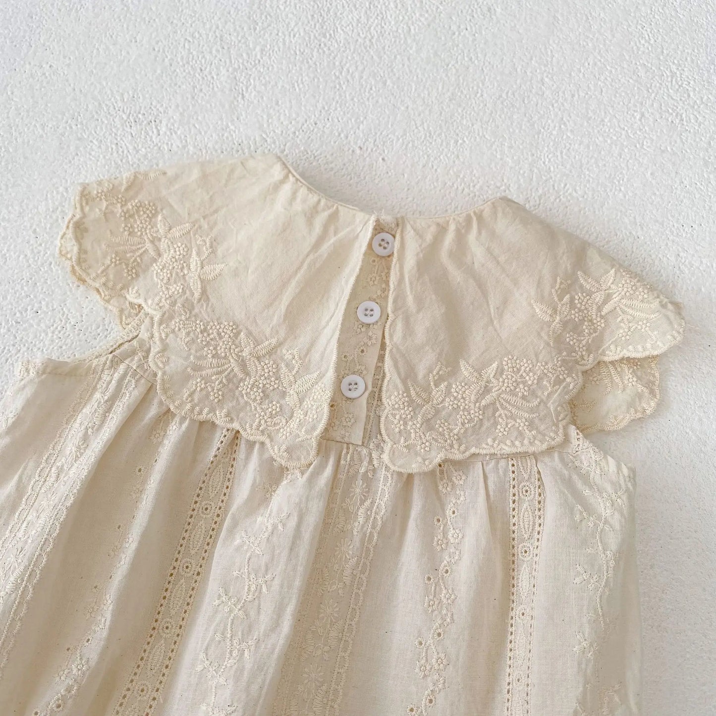 ノースリーブロンパース ベビーロンパース ビッグ襟 ノースリーブボディスーツ 刺繍レース ベージュ【mh0005262】