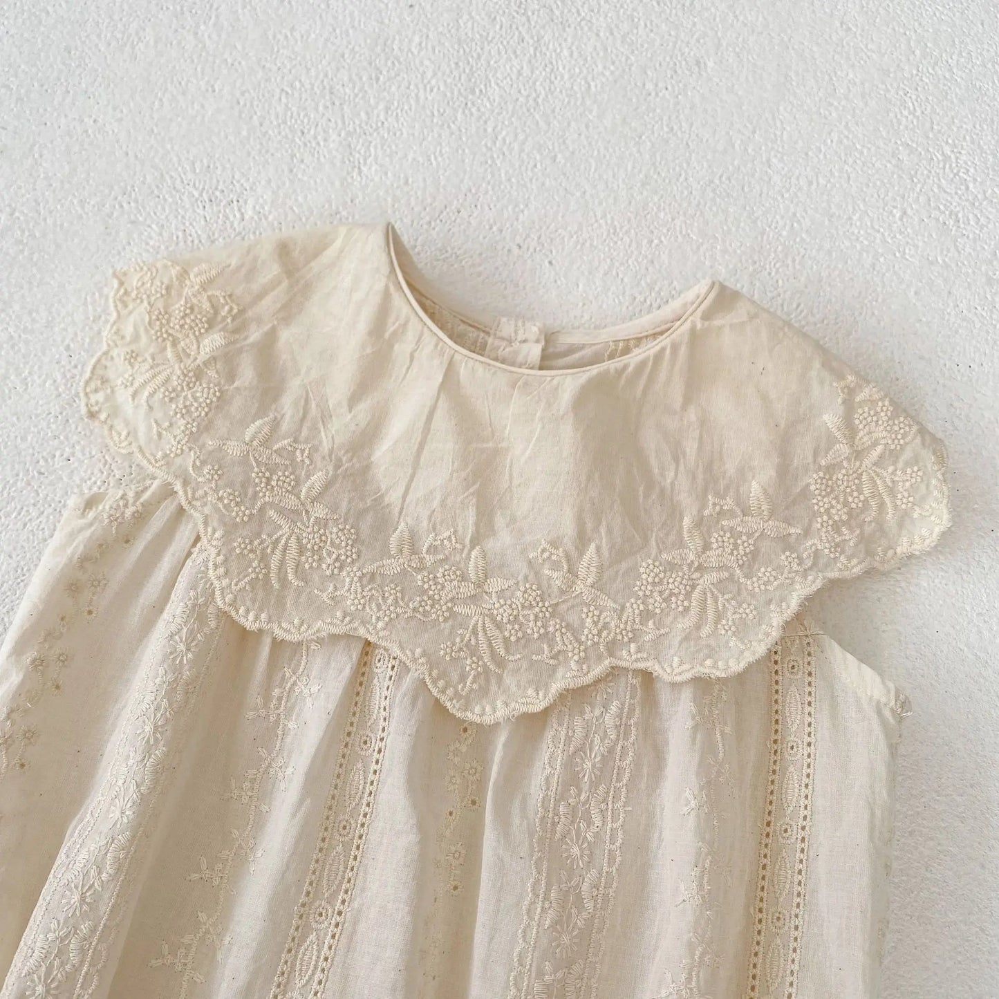 ノースリーブロンパース ベビーロンパース ビッグ襟 ノースリーブボディスーツ 刺繍レース ベージュ【mh0005262】