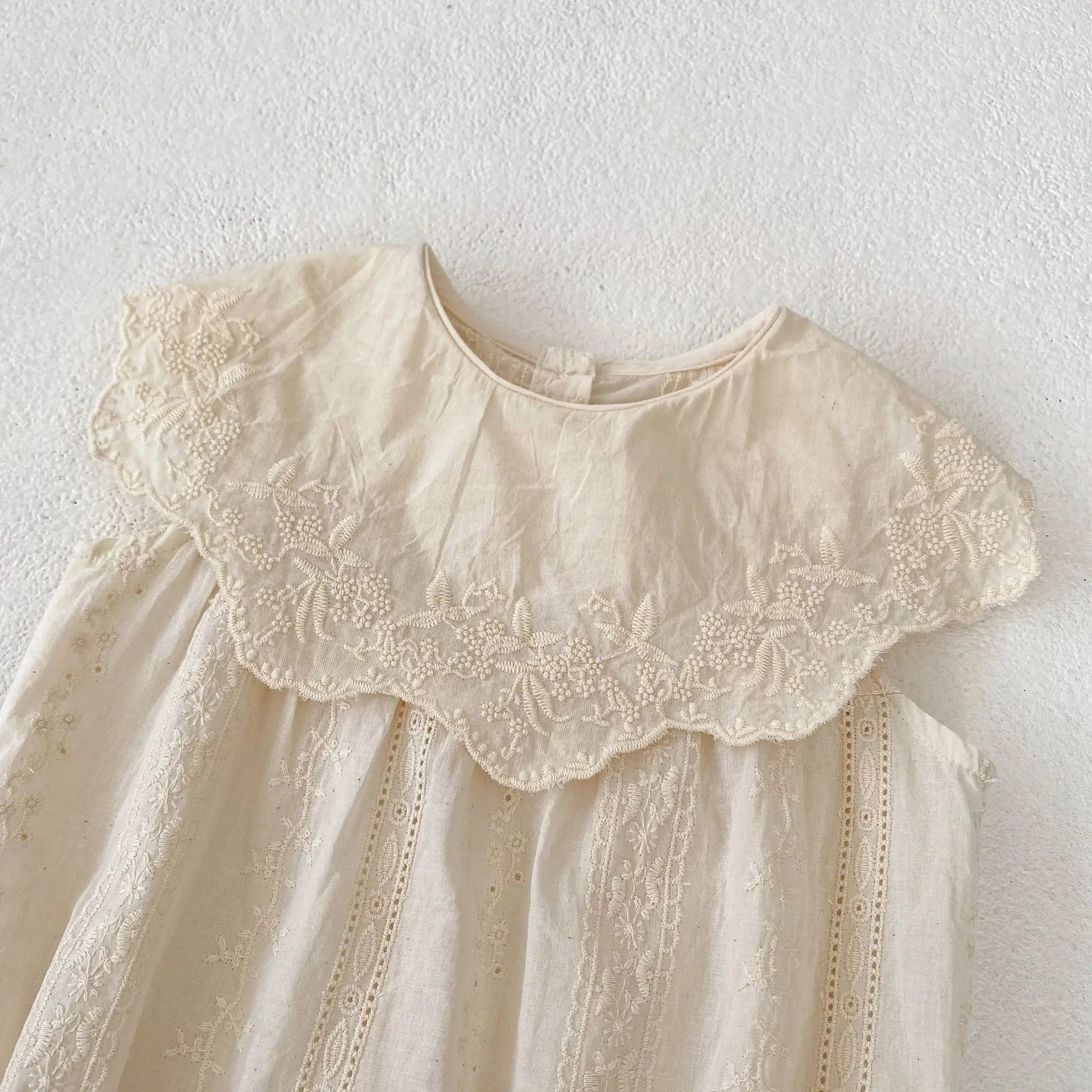 ノースリーブロンパース ベビーロンパース ビッグ襟 ノースリーブボディスーツ 刺繍レース ベージュ【mh0005262】