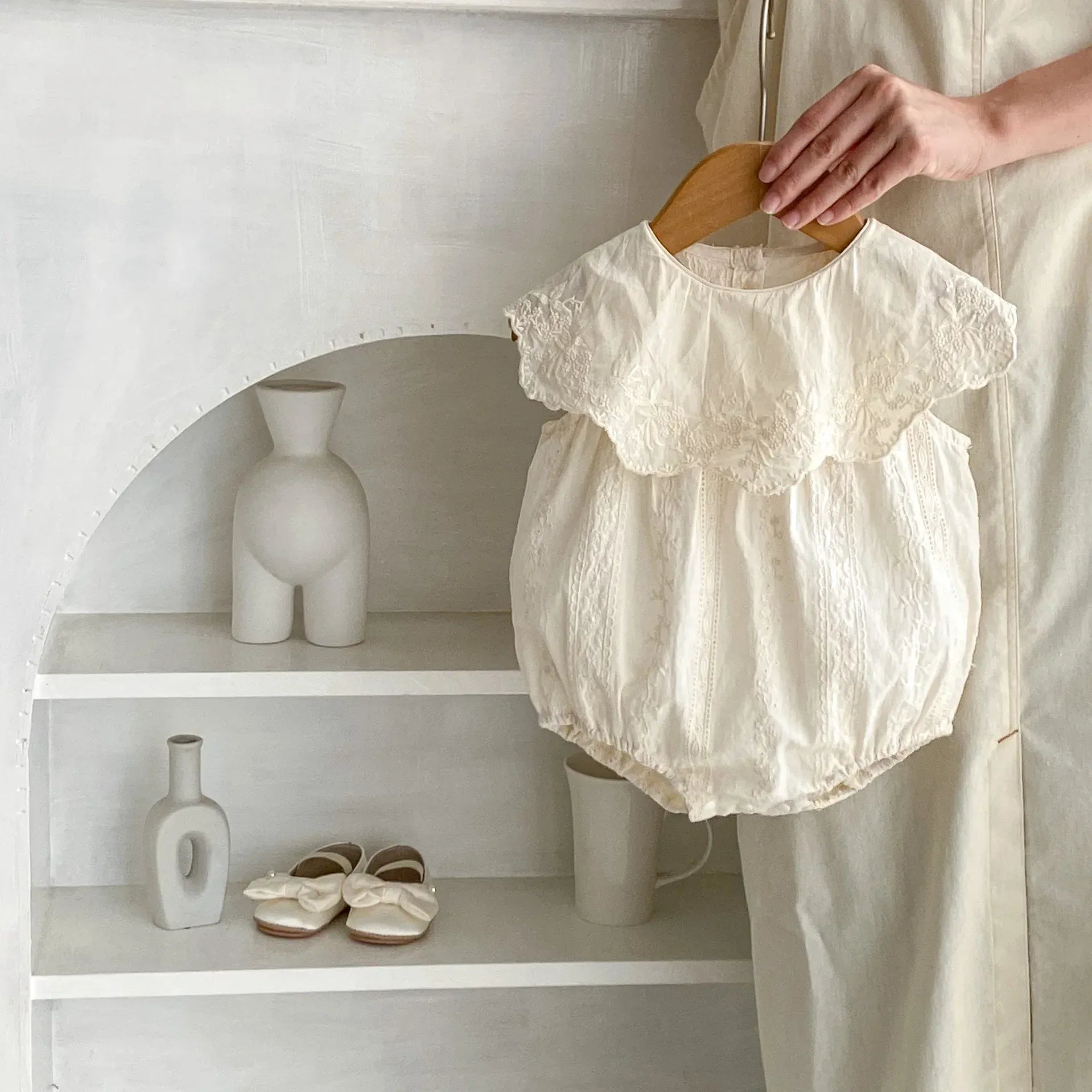 ノースリーブロンパース ベビーロンパース ビッグ襟 ノースリーブボディスーツ 刺繍レース ベージュ【mh0005262】