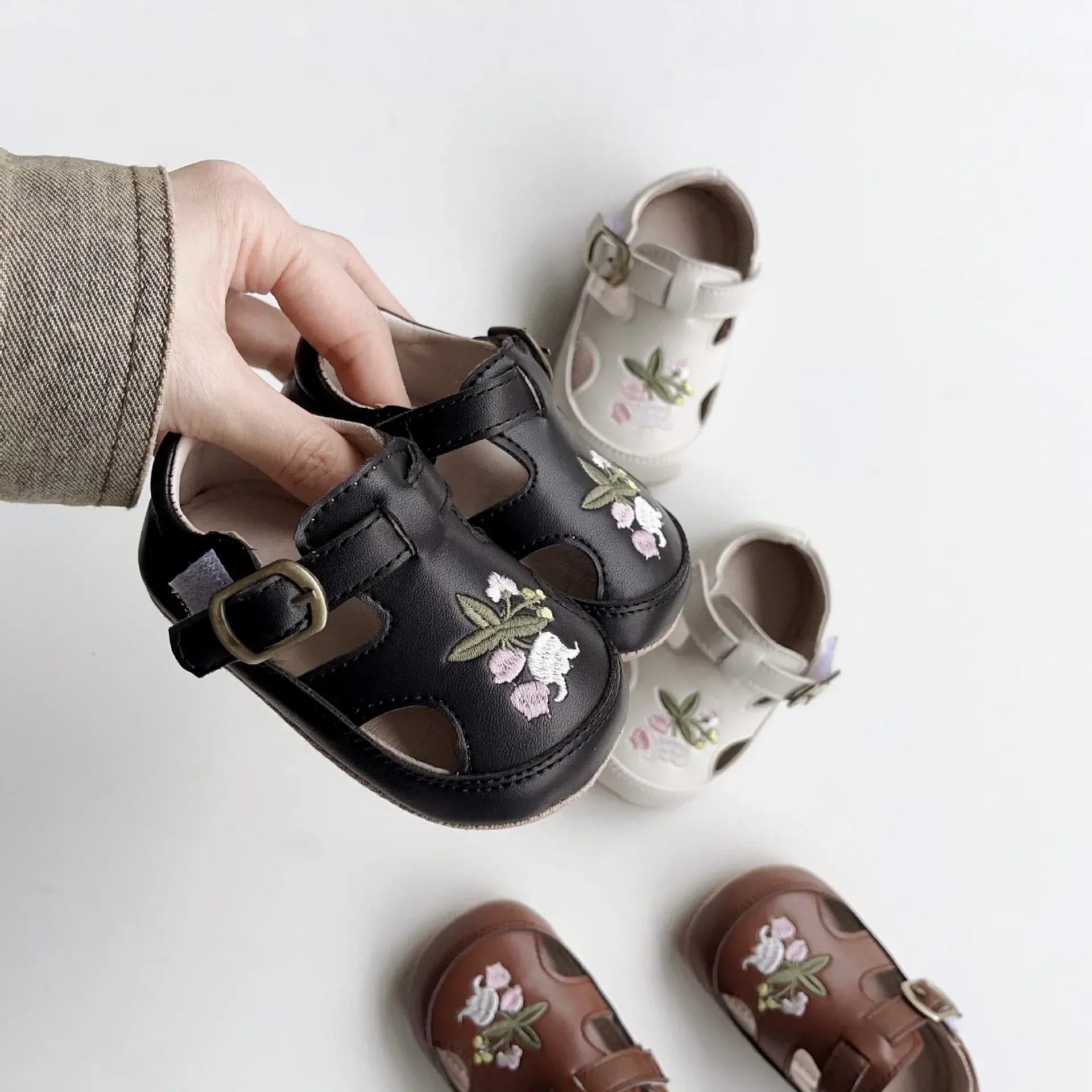 靴 ベビーシューズ ストラップシューズ フラットシューズ ファーストシューズ フラワー刺繍 室内ばき 靴【mh0005362】