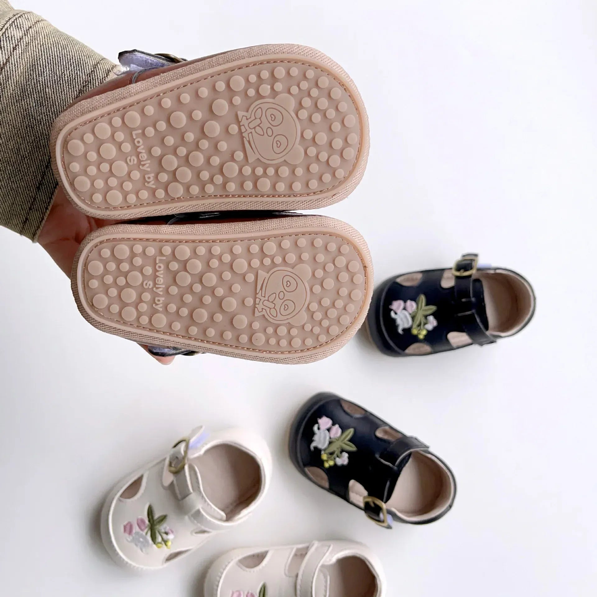 靴 ベビーシューズ ストラップシューズ フラットシューズ ファーストシューズ フラワー刺繍 室内ばき 靴【mh0005362】