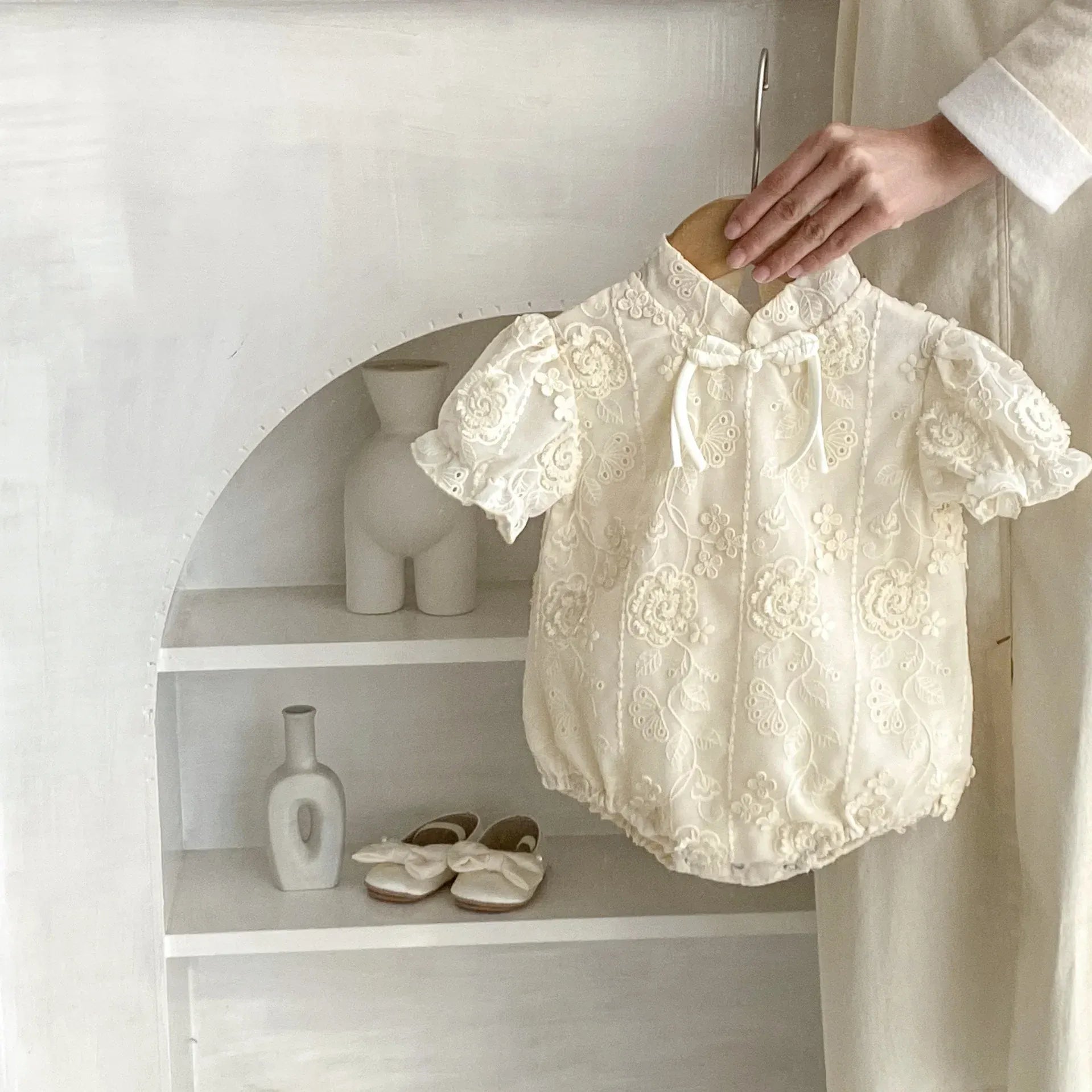 半袖ロンパース ベビーロンパース 半袖チャイナドレスボディスーツ フリルレース アプリコット【mh0005539】